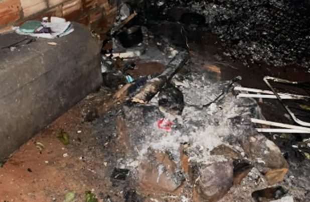 Incêndio destrói barraco e mobiliza Bombeiros durante a noite