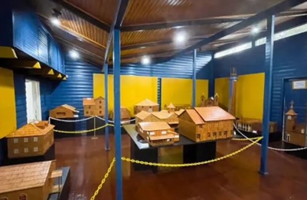 Artista beltronense expõe esculturas feitas com palitos no Museu da Colonização durante a Expobel