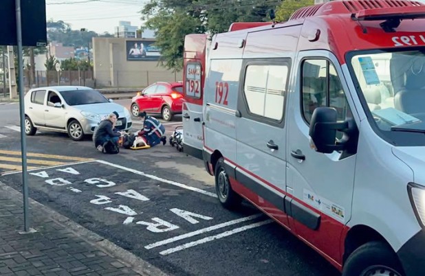 Pedestre é atropelada na faixa de pedestres