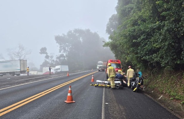 Colisão entre motocicleta e caminhão deixa dois feridos na PR-483