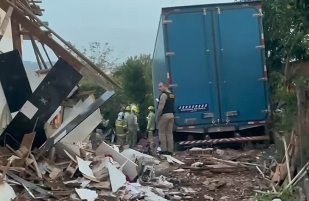 Caminhão desgovernado atinge residência e motorista morre