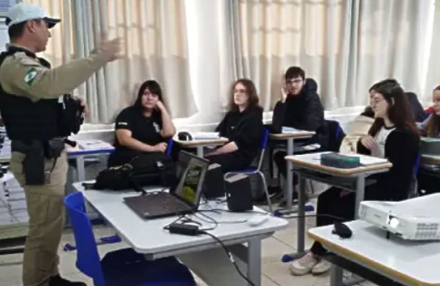 Polícia Militar promove ação de conscientização sobre trânsito com estudantes