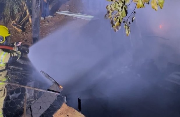 Casa é destruída por incêndio durante a madrugada
