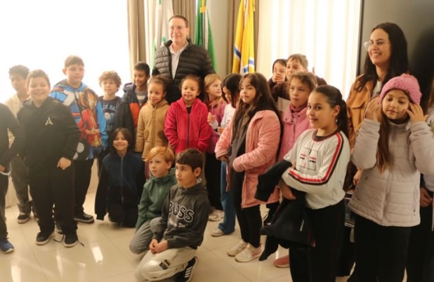 Alunos apresentam maquetes de patrimônios históricos de Francisco Beltrão na Prefeitura