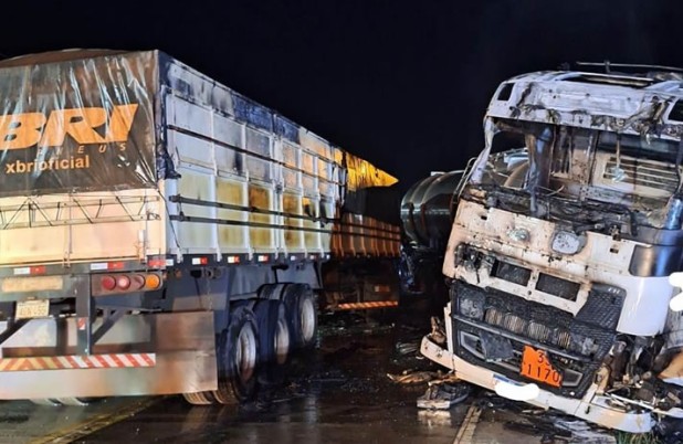 Grave acidente causa incêndio entre caminhões e deixa condutor gravemente ferido