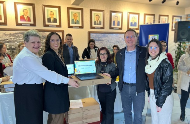 Entrega de equipamentos para a Educação reforça formação de diretores