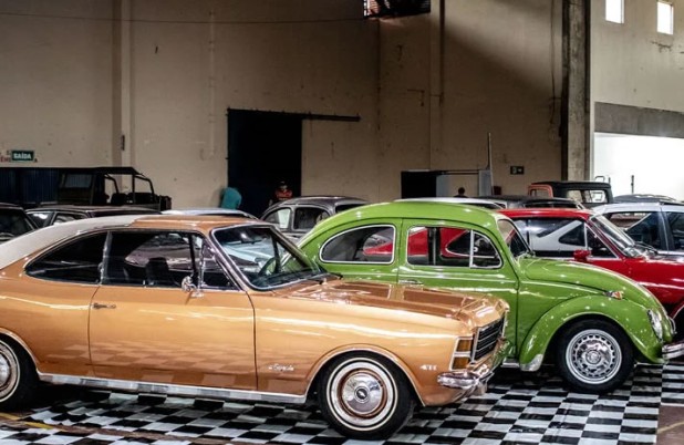 Parque de Exposições recebe shows e encontro de carros antigos