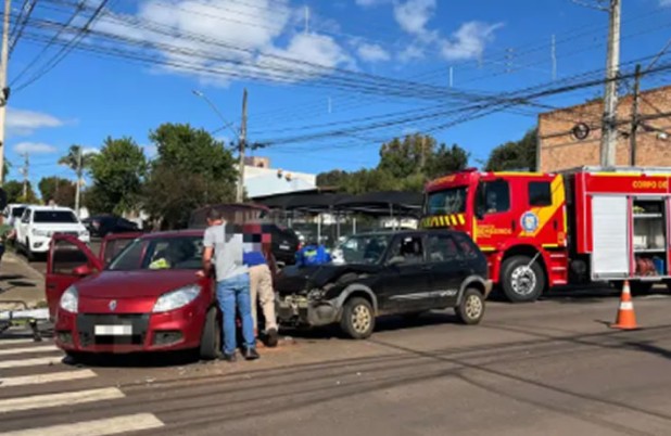 Acidente entre dois veículos mobiliza Corpo de Bombeiros