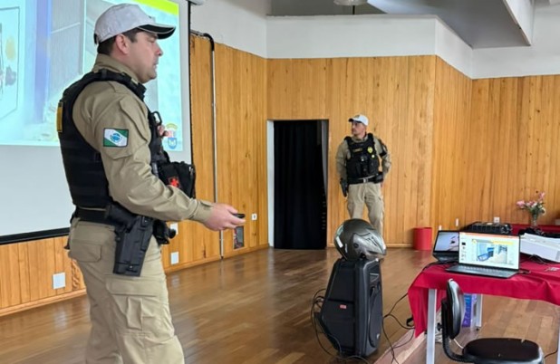 Mais de 200 alunos do Colégio Mario de Andrade recebem instruções do projeto Jovem no Trânsito