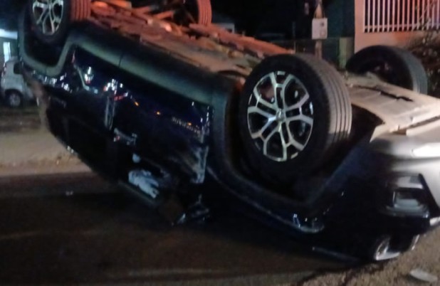 Colisão faz Jeep capotar no bairro Presidente Kennedy