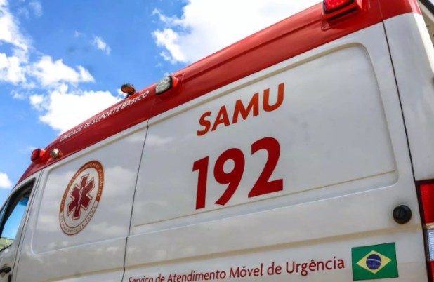 Motociclista sem capacete tenta fugir da PM, mas acaba caindo