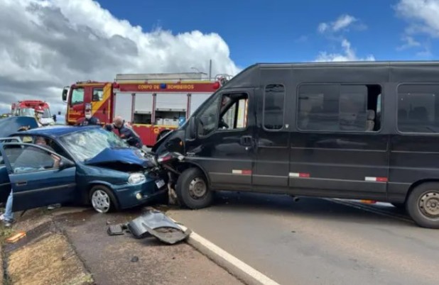 Grave acidente entre carro e van deixa feridos na Olivo Zanella