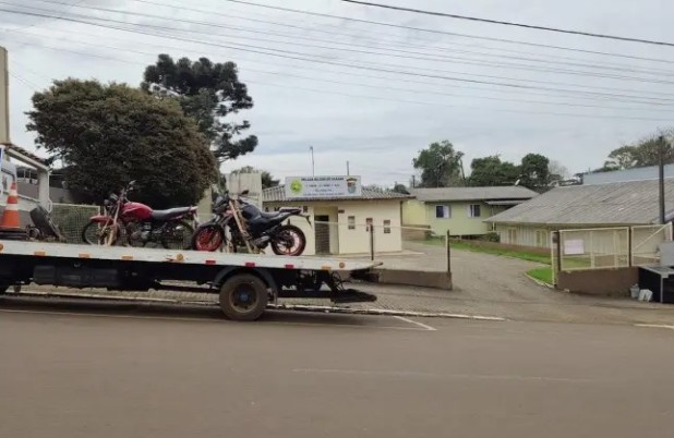PM aborda dois suspeitos após denúncias de direção perigosa com motocicletas