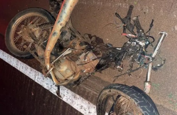 Casal morre em grave acidente entre moto e caminhonete na BR-163