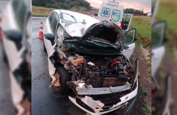Ford Fiesta fica destruído após colidir na traseira de caminhão na PR-280