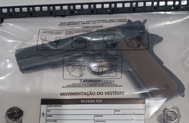 Motorista embriagado, sem habilitação e com simulacro de arma é preso durante abordagem