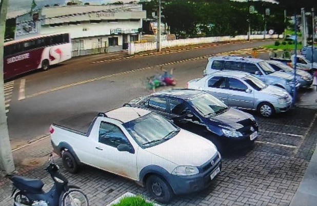 Câmera flagra atropelamento no bairro São Cristóvão