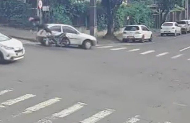 Motociclista fica ferido após colisão com carro no centro