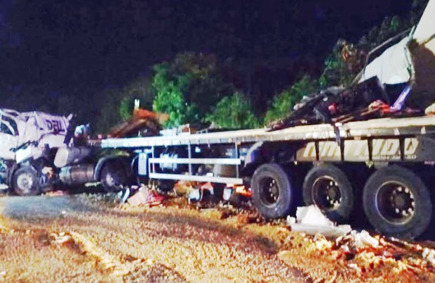 Colisão frontal entre caminhões deixa dois motoristas mortos na BR-163