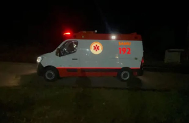 Homem sofre suspeita de fratura após colisão entre caminhonete e moto na PR-483