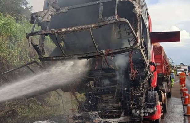 Incêndio destrói cabine de carreta na BR-163