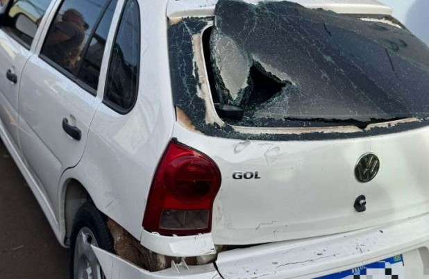 Motociclista fica ferido após perder controle da moto e atingir dois carros