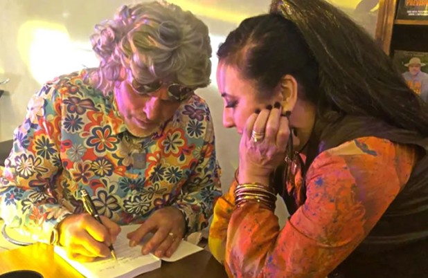 Amigos e familiares, prestigiam o lançamento do livro Acima do Previsível