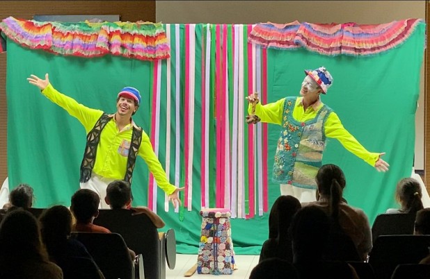 Peça teatral "Viagem Encantada" vem conquistando o público em toda a região