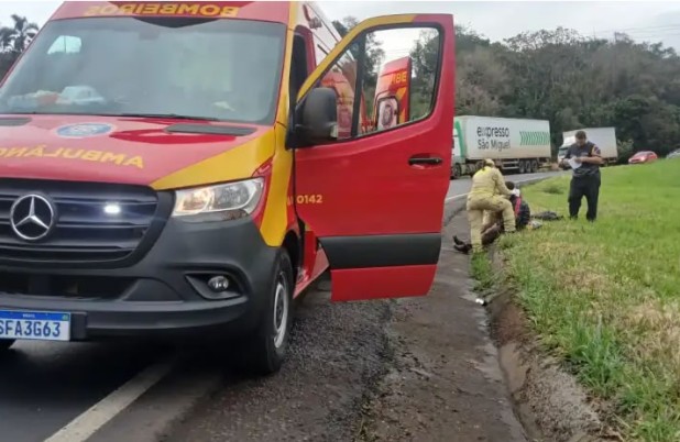 Motociclista fica ferido após colisão frontal com caminhão na PR-180