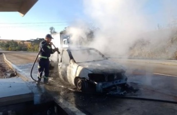 Veículo tem possível pane elétrica e pega fogo na margem da PRC-280
