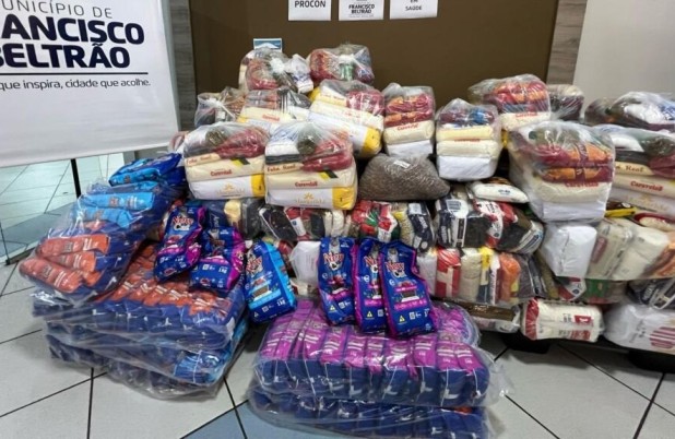 Entidades sociais e protetores de animais recebem alimentos e rações de supermercados autuados pelo Procon