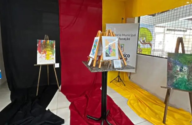 Mercado Municipal recebe exposição com obras de alunos