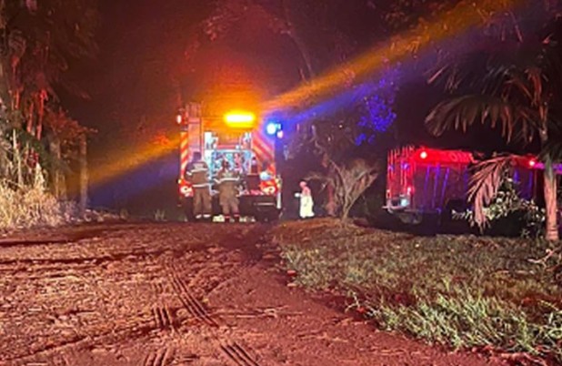 Bombeiros combatem incêndio em residência entre Francisco Beltrão e Verê durante a madrugada