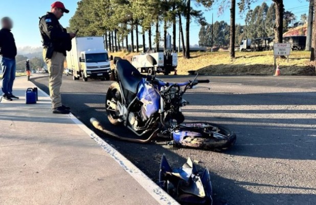 Jovem sofre fraturas em colisão entre carro e moto na PR-483
