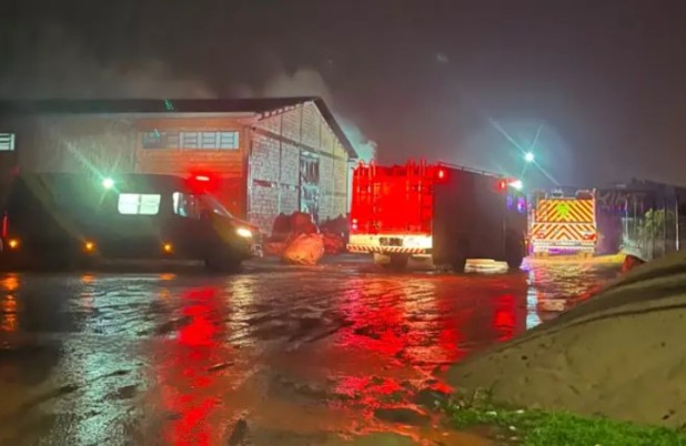 Incêndio de grandes proporções atinge cooperativa de recicláveis