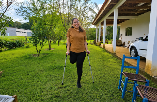 Mãe, esposa e guerreira: Vanessa luta para voltar a caminhar após amputação causada por câncer ósseo