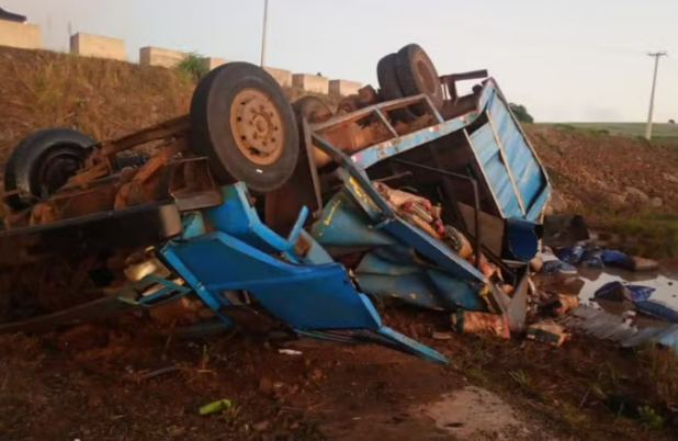 Duas pessoas morrem após caminhão carregado com carvão tombar no Paraná