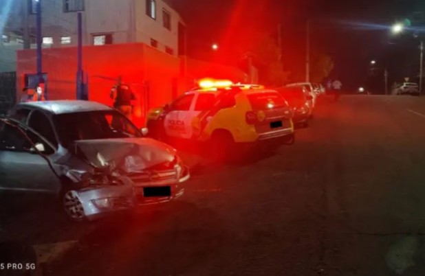 Motorista é preso por embriaguez após bater contra muro e veículo estacionado