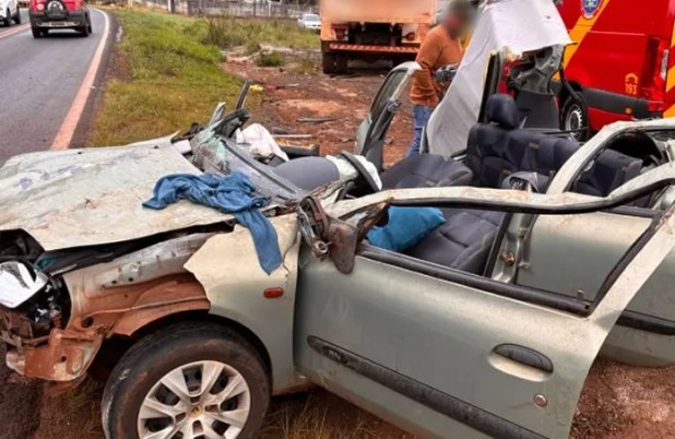 Mulher fica presa às ferragens após carro capotar e bater em caminhão na PR-566