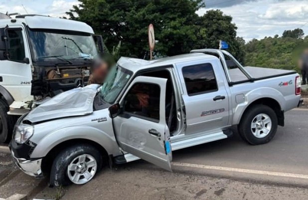 Casal de idosos fica ferido em colisão entre caminhonete e caminhão na BR-163