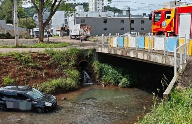 Carro cai no Rio Lonqueador após colisão