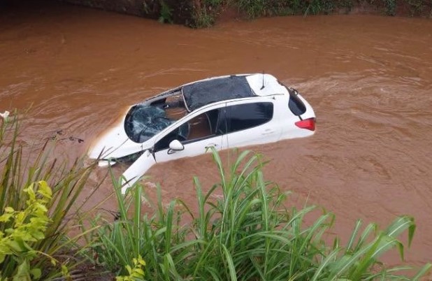 Adolescente de 17 anos dirigia carro que caiu no Rio Lonqueador