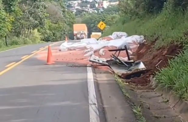 Carreta sai da pista, atinge barranco e espalha adubo na BR-163