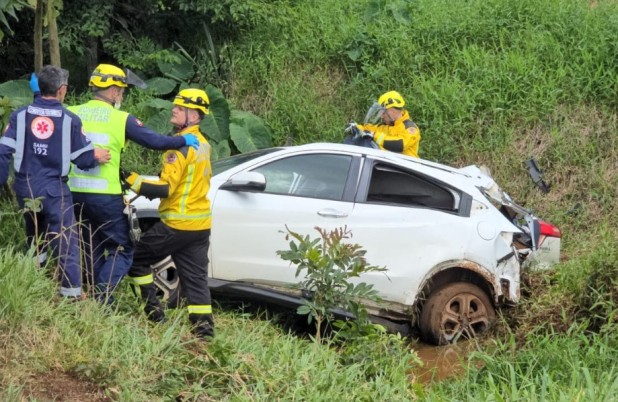 Colisão frontal entre HR-V e carreta deixa mulher e duas crianças mortas na BR-163