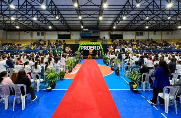 Mais de 400 alunos participam da formatura do Proerd