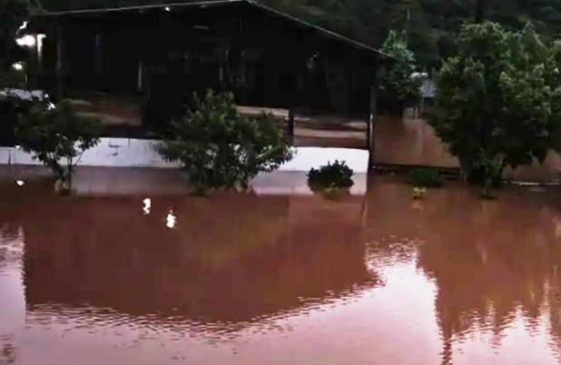 Elevação do Rio Marrecas deixa três famílias ilhadas no interior
