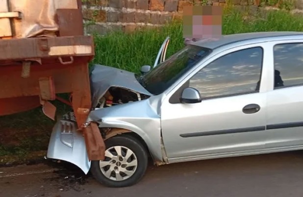 Mãe e filho ficam feridos após carro colidir na traseira de caminhão