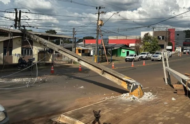 Abastecimento de água é afetado após caminhão derrubar poste