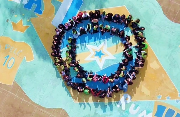Alunos pintam quadra escolar com tema da Copa do Mundo