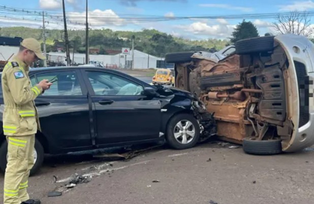 Carro tomba após colisão e deixa motorista ferido